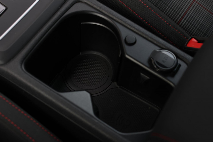 Volkswagen Golf 2.0 TSI GTI *Pano*Camera*Stoel- Stuurverwarming*