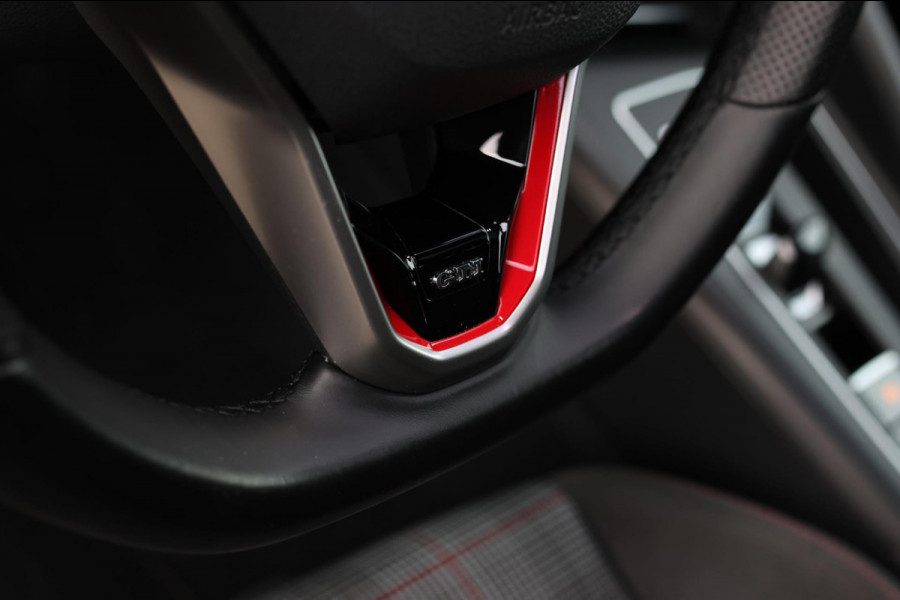 Volkswagen Golf 2.0 TSI GTI *Pano*Camera*Stoel- Stuurverwarming*