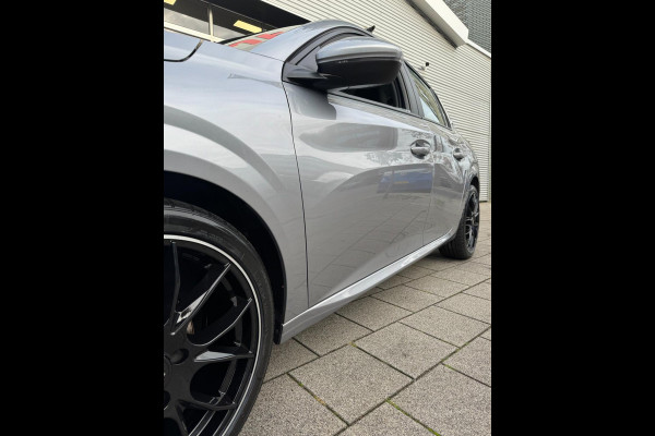 Peugeot 208 1.2 PureTech OutLaw Edition- Navigatie / Apple CarPlay I Airco I 18 inch Sport velgen I LED I PDC I Dealer onderhouden