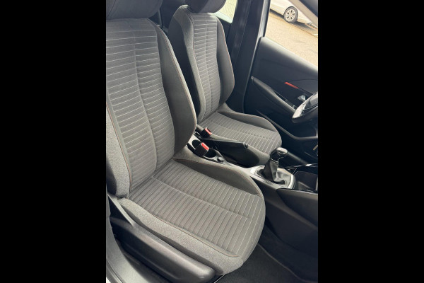 Peugeot 208 1.2 PureTech OutLaw Edition- Navigatie / Apple CarPlay I Airco I 18 inch Sport velgen I LED I PDC I Dealer onderhouden