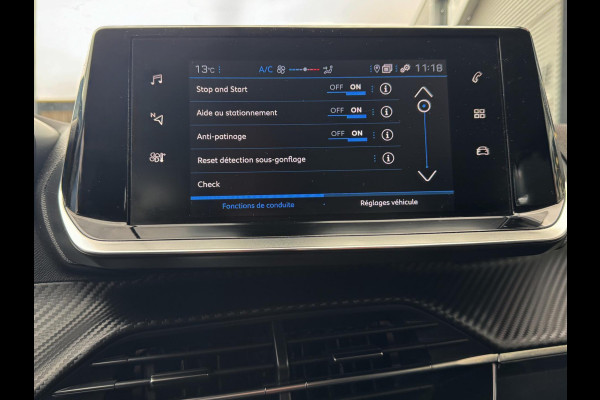 Peugeot 208 1.2 PureTech OutLaw Edition- Navigatie / Apple CarPlay I Airco I 18 inch Sport velgen I LED I PDC I Dealer onderhouden