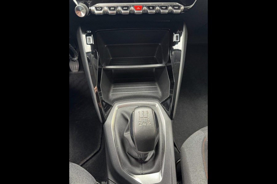 Peugeot 208 1.2 PureTech OutLaw Edition- Navigatie / Apple CarPlay I Airco I 18 inch Sport velgen I LED I PDC I Dealer onderhouden