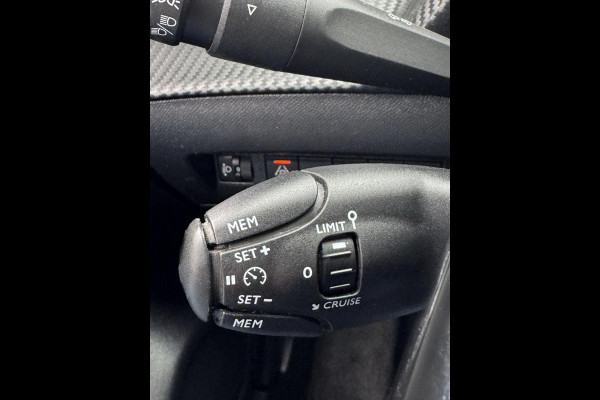 Peugeot 208 1.2 PureTech OutLaw Edition- Navigatie / Apple CarPlay I Airco I 18 inch Sport velgen I LED I PDC I Dealer onderhouden