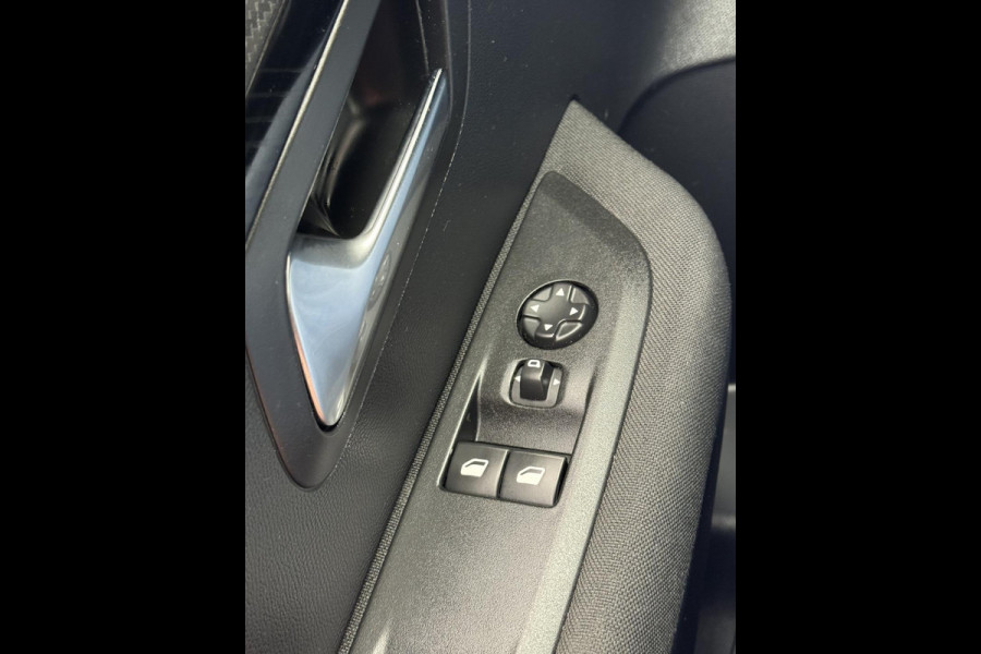 Peugeot 208 1.2 PureTech OutLaw Edition- Navigatie / Apple CarPlay I Airco I 18 inch Sport velgen I LED I PDC I Dealer onderhouden