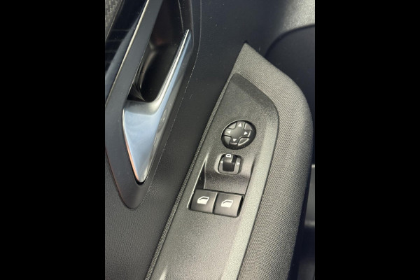 Peugeot 208 1.2 PureTech OutLaw Edition- Navigatie / Apple CarPlay I Airco I 18 inch Sport velgen I LED I PDC I Dealer onderhouden