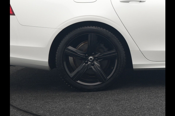 Volvo V90 T8 AWD R-Design Plug In Hybrid 394pk Dealer O.H. PHEV | Adaptive Cruise | 360 Camera | Black Optic | Alcantara Sportstoelen Memory & Verwarmd | Apple Carplay | Keyless | Blis | Virtual | Navigatie | 19"L.M |
