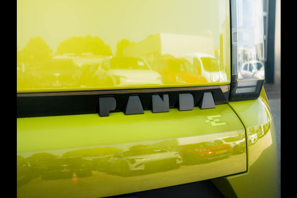 Fiat Grande Panda La Prima 11 kW 44 kWh | Uit voorraad leverbaar | Clima | Cruise | Camera | Apple Carplay | 17" | Navi | Winter Pack