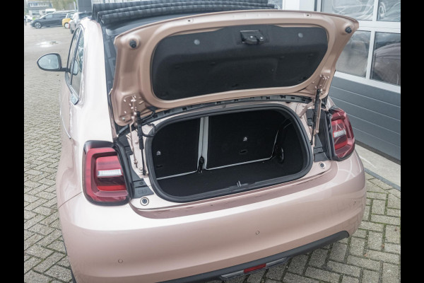 Fiat 500E La Prima 42 kWh Cabrio | Apple Carplay - Android Auto | Leer | 17" LM velgen|