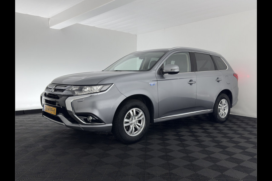 Mitsubishi Outlander 2.0 PHEV (Plug-In) Pure (INCL-BTW) Aut. *LEATHER-MICROFIBRE | COMFORTSEATS | CARPLAY | CAMERA | DAB+ | KEYLESS | PRIVACY-GLASS | SHIFT-PADDLES | TOWBAR | 16''ALU*