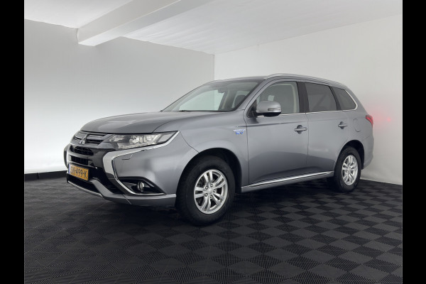 Mitsubishi Outlander 2.0 PHEV (Plug-In) Pure (INCL-BTW) Aut. *LEATHER-MICROFIBRE | COMFORTSEATS | CARPLAY | CAMERA | DAB+ | KEYLESS | PRIVACY-GLASS | SHIFT-PADDLES | TOWBAR | 16''ALU*
