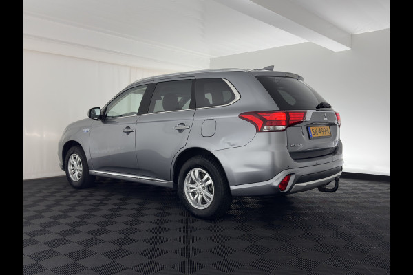 Mitsubishi Outlander 2.0 PHEV (Plug-In) Pure (INCL-BTW) Aut. *LEATHER-MICROFIBRE | COMFORTSEATS | CARPLAY | CAMERA | DAB+ | KEYLESS | PRIVACY-GLASS | SHIFT-PADDLES | TOWBAR | 16''ALU*