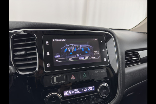 Mitsubishi Outlander 2.0 PHEV (Plug-In) Pure (INCL-BTW) Aut. *LEATHER-MICROFIBRE | COMFORTSEATS | CARPLAY | CAMERA | DAB+ | KEYLESS | PRIVACY-GLASS | SHIFT-PADDLES | TOWBAR | 16''ALU*