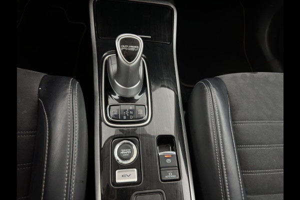 Mitsubishi Outlander 2.0 PHEV (Plug-In) Pure (INCL-BTW) Aut. *LEATHER-MICROFIBRE | COMFORTSEATS | CARPLAY | CAMERA | DAB+ | KEYLESS | PRIVACY-GLASS | SHIFT-PADDLES | TOWBAR | 16''ALU*