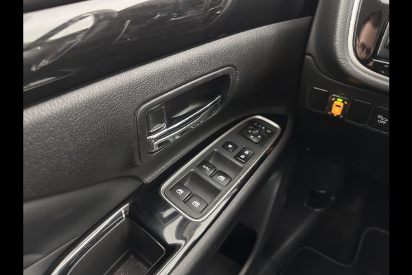 Mitsubishi Outlander 2.0 PHEV (Plug-In) Pure (INCL-BTW) Aut. *LEATHER-MICROFIBRE | COMFORTSEATS | CARPLAY | CAMERA | DAB+ | KEYLESS | PRIVACY-GLASS | SHIFT-PADDLES | TOWBAR | 16''ALU*