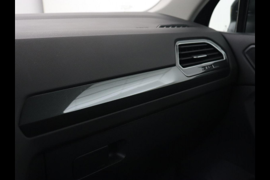 Volkswagen Tiguan 1.5 TSI Comfortline | Panoramadak | Stoelverwarming | Massage | Adaptive cruise | Carplay | Navigatie | Parkeerhulp