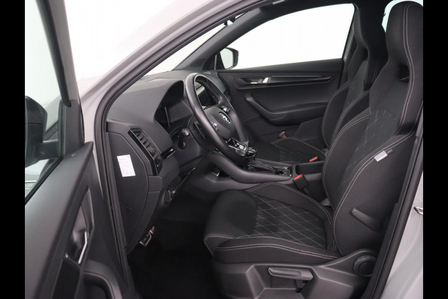Škoda Karoq 1.5 TSI Sportline | Trekhaak | Stoelverwarming | Camera | Carplay | Virtual Cockpit | Sportstoelen | Navigatie | Full LED | Parkeerhulp | Sfeerverlichting | Climate control | Cruise control