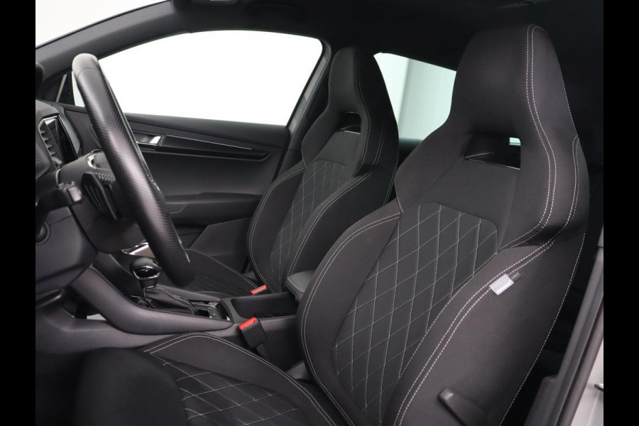 Škoda Karoq 1.5 TSI Sportline | Trekhaak | Stoelverwarming | Camera | Carplay | Virtual Cockpit | Sportstoelen | Navigatie | Full LED | Parkeerhulp | Sfeerverlichting | Climate control | Cruise control