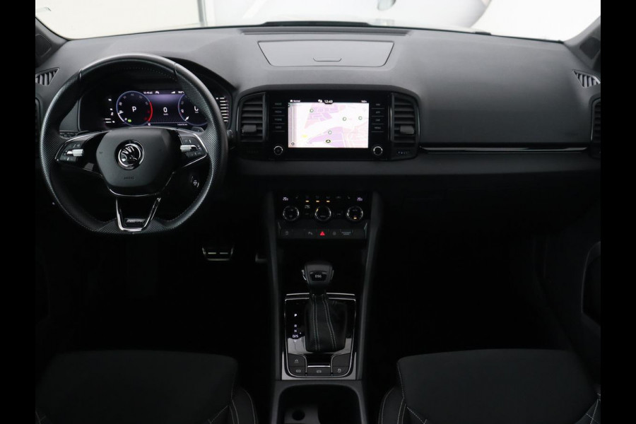 Škoda Karoq 1.5 TSI Sportline | Trekhaak | Stoelverwarming | Camera | Carplay | Virtual Cockpit | Sportstoelen | Navigatie | Full LED | Parkeerhulp | Sfeerverlichting | Climate control | Cruise control