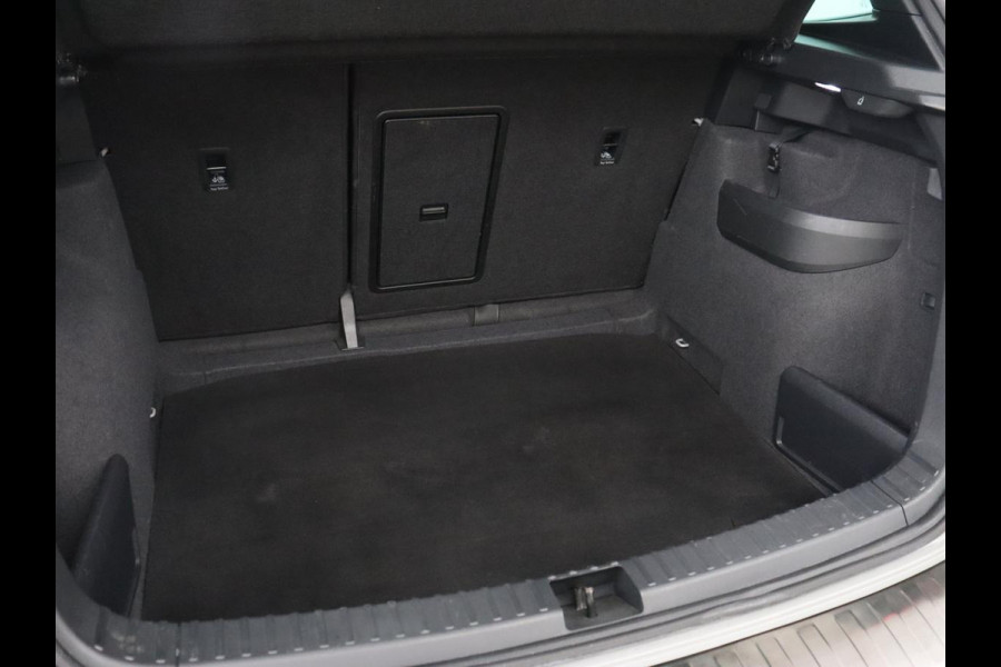 Škoda Karoq 1.5 TSI Sportline | Trekhaak | Stoelverwarming | Camera | Carplay | Virtual Cockpit | Sportstoelen | Navigatie | Full LED | Parkeerhulp | Sfeerverlichting | Climate control | Cruise control