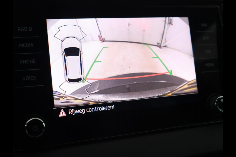 Škoda Karoq 1.5 TSI Sportline | Trekhaak | Stoelverwarming | Camera | Carplay | Virtual Cockpit | Sportstoelen | Navigatie | Full LED | Parkeerhulp | Sfeerverlichting | Climate control | Cruise control