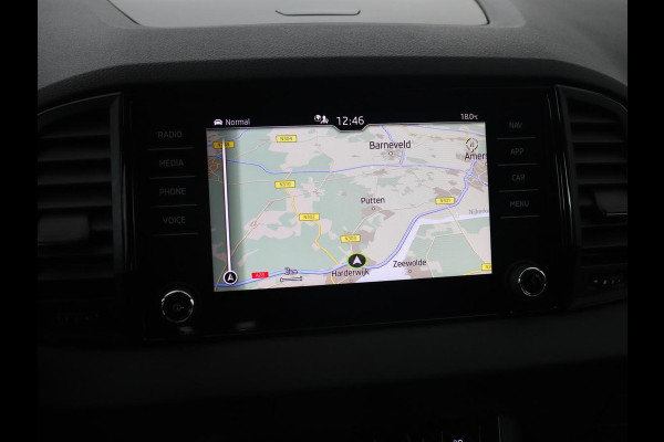 Škoda Karoq 1.5 TSI Sportline | Trekhaak | Stoelverwarming | Camera | Carplay | Virtual Cockpit | Sportstoelen | Navigatie | Full LED | Parkeerhulp | Sfeerverlichting | Climate control | Cruise control