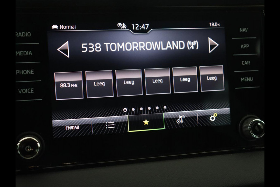 Škoda Karoq 1.5 TSI Sportline | Trekhaak | Stoelverwarming | Camera | Carplay | Virtual Cockpit | Sportstoelen | Navigatie | Full LED | Parkeerhulp | Sfeerverlichting | Climate control | Cruise control