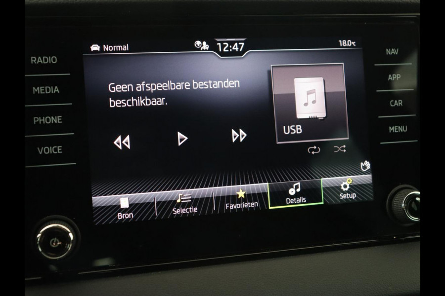 Škoda Karoq 1.5 TSI Sportline | Trekhaak | Stoelverwarming | Camera | Carplay | Virtual Cockpit | Sportstoelen | Navigatie | Full LED | Parkeerhulp | Sfeerverlichting | Climate control | Cruise control