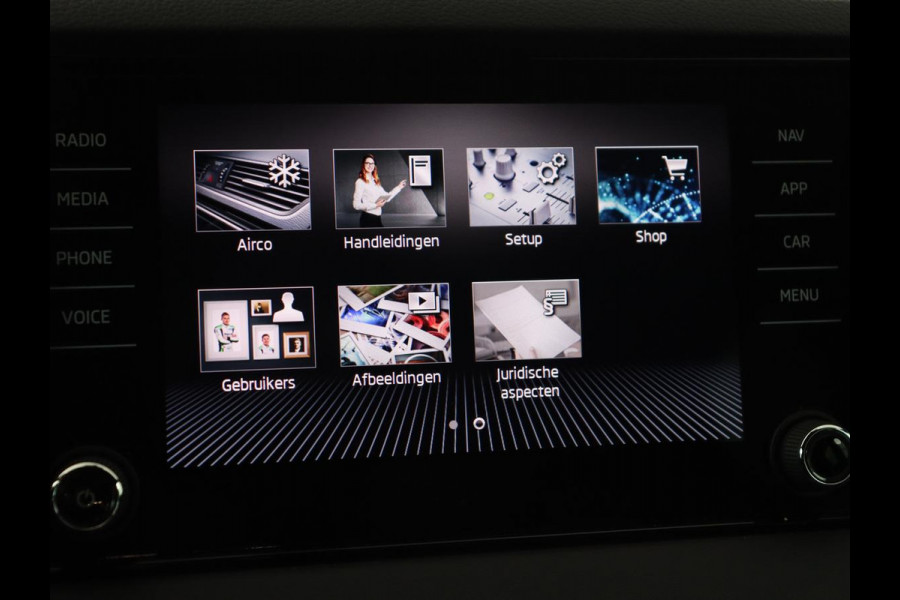 Škoda Karoq 1.5 TSI Sportline | Trekhaak | Stoelverwarming | Camera | Carplay | Virtual Cockpit | Sportstoelen | Navigatie | Full LED | Parkeerhulp | Sfeerverlichting | Climate control | Cruise control