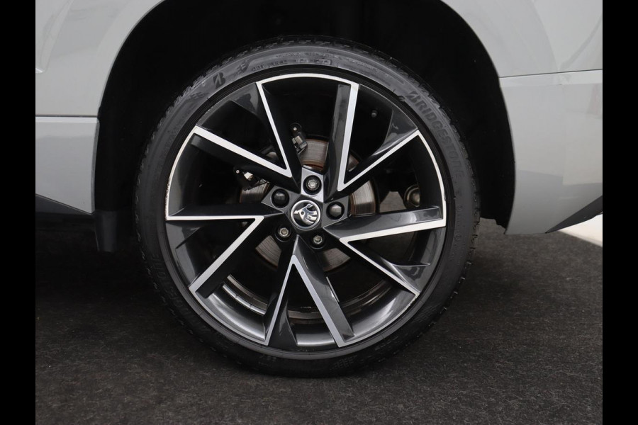 Škoda Karoq 1.5 TSI Sportline | Trekhaak | Stoelverwarming | Camera | Carplay | Virtual Cockpit | Sportstoelen | Navigatie | Full LED | Parkeerhulp | Sfeerverlichting | Climate control | Cruise control