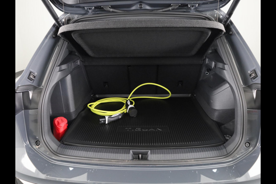 Volkswagen Tiguan 1.5 eHybrid R-Line Edition 204PK | Panoramadak | Black Style pakket | 20 Inch | Stoelverwarming | Navigatie