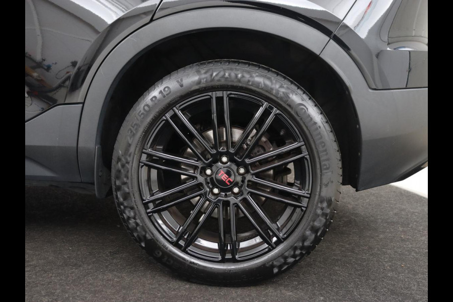 Volvo XC40 2.0 T4 Momentum | Trekhaak | 360 Camera | Adaptive cruise | Navigatie | 19'' | Half leder | Climate control | Bluetooth