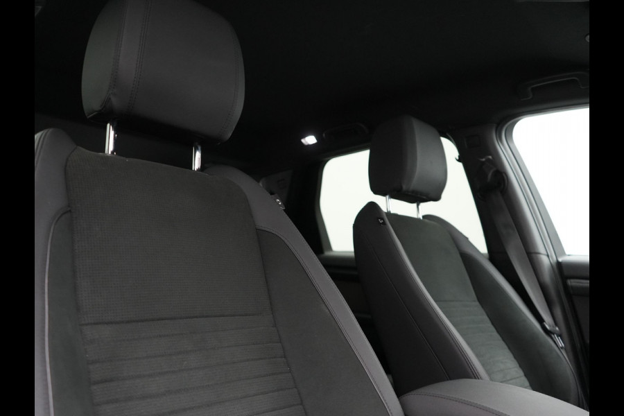 Land Rover Discovery Sport P300e S Plug In Hybrid 300pk Dealer O.H. PHEV | 360 Camera | Alcantara Sportstoelen Verwarmd | Apple Carplay | Navigatie | DAB |