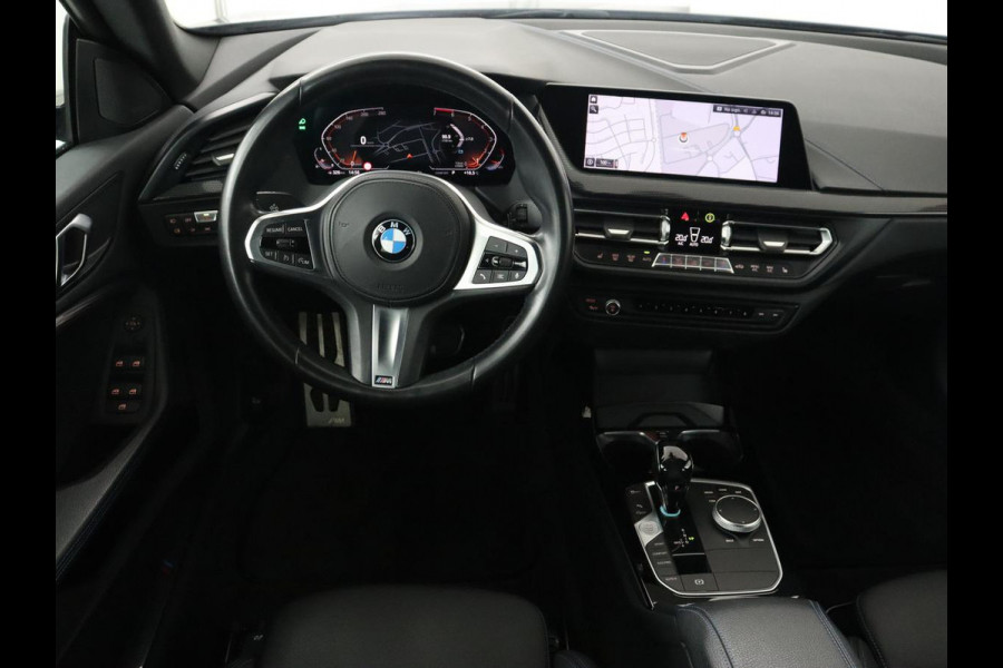 BMW 2 Serie Gran Coupé 218i M Sport | Panoramadak | Stoelverwarming | Camera | Sfeerverlichting | Carplay | Navigatie | Sportstoelen | Park Assist | Live Cockpit | Climate control