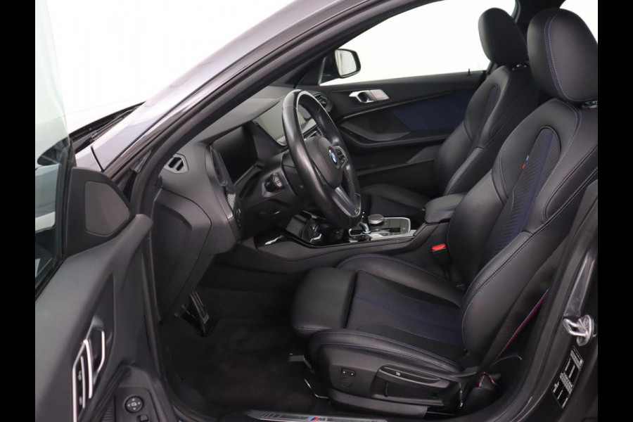 BMW 2 Serie Gran Coupé 218i M Sport | Panoramadak | Stoelverwarming | Camera | Sfeerverlichting | Carplay | Navigatie | Sportstoelen | Park Assist | Live Cockpit | Climate control
