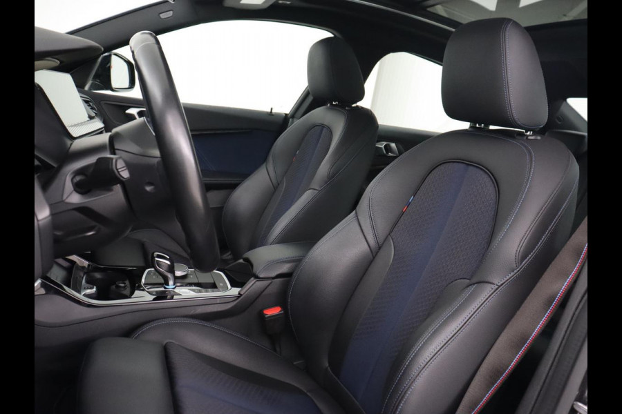 BMW 2 Serie Gran Coupé 218i M Sport | Panoramadak | Stoelverwarming | Camera | Sfeerverlichting | Carplay | Navigatie | Sportstoelen | Park Assist | Live Cockpit | Climate control