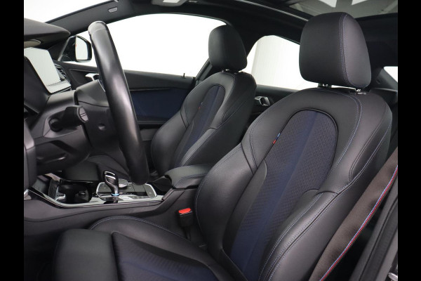 BMW 2 Serie Gran Coupé 218i M Sport | Panoramadak | Stoelverwarming | Camera | Sfeerverlichting | Carplay | Navigatie | Sportstoelen | Park Assist | Live Cockpit | Climate control