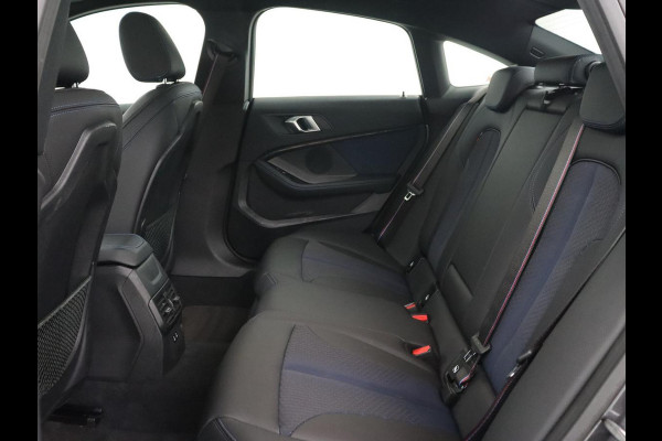 BMW 2 Serie Gran Coupé 218i M Sport | Panoramadak | Stoelverwarming | Camera | Sfeerverlichting | Carplay | Navigatie | Sportstoelen | Park Assist | Live Cockpit | Climate control