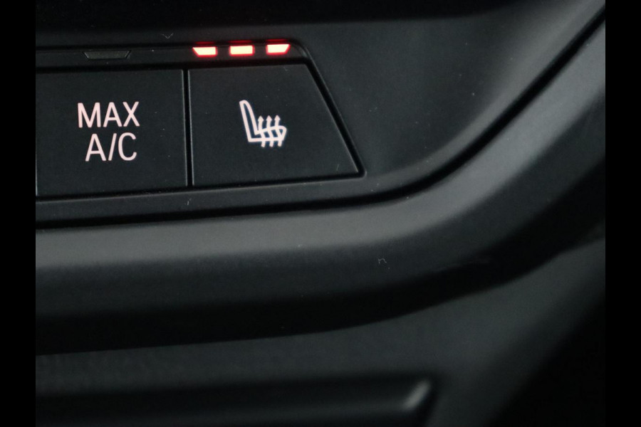 BMW 2 Serie Gran Coupé 218i M Sport | Panoramadak | Stoelverwarming | Camera | Sfeerverlichting | Carplay | Navigatie | Sportstoelen | Park Assist | Live Cockpit | Climate control