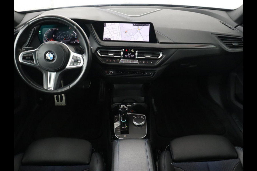 BMW 2 Serie Gran Coupé 218i M Sport | Panoramadak | Stoelverwarming | Camera | Sfeerverlichting | Carplay | Navigatie | Sportstoelen | Park Assist | Live Cockpit | Climate control