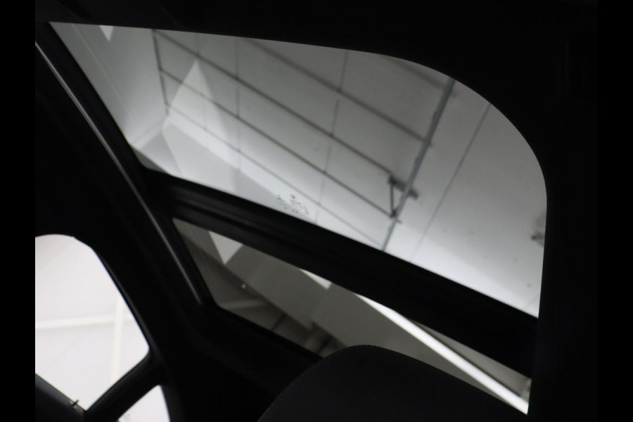 BMW 2 Serie Gran Coupé 218i M Sport | Panoramadak | Stoelverwarming | Camera | Sfeerverlichting | Carplay | Navigatie | Sportstoelen | Park Assist | Live Cockpit | Climate control