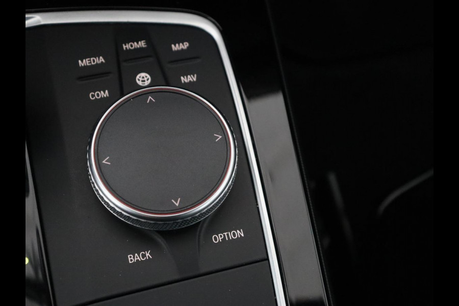 BMW 2 Serie Gran Coupé 218i M Sport | Panoramadak | Stoelverwarming | Camera | Sfeerverlichting | Carplay | Navigatie | Sportstoelen | Park Assist | Live Cockpit | Climate control