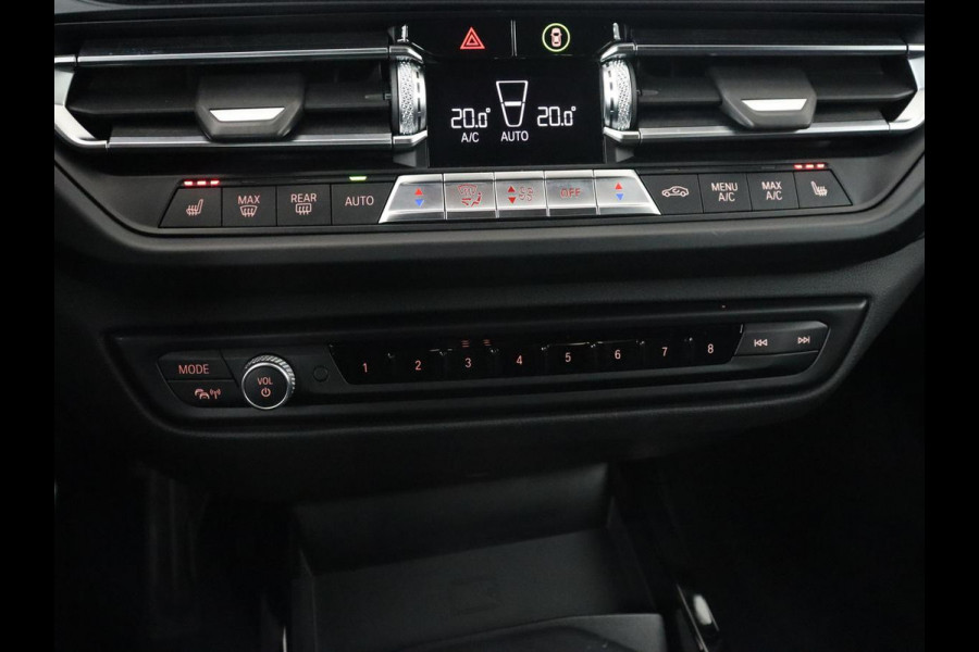 BMW 2 Serie Gran Coupé 218i M Sport | Panoramadak | Stoelverwarming | Camera | Sfeerverlichting | Carplay | Navigatie | Sportstoelen | Park Assist | Live Cockpit | Climate control