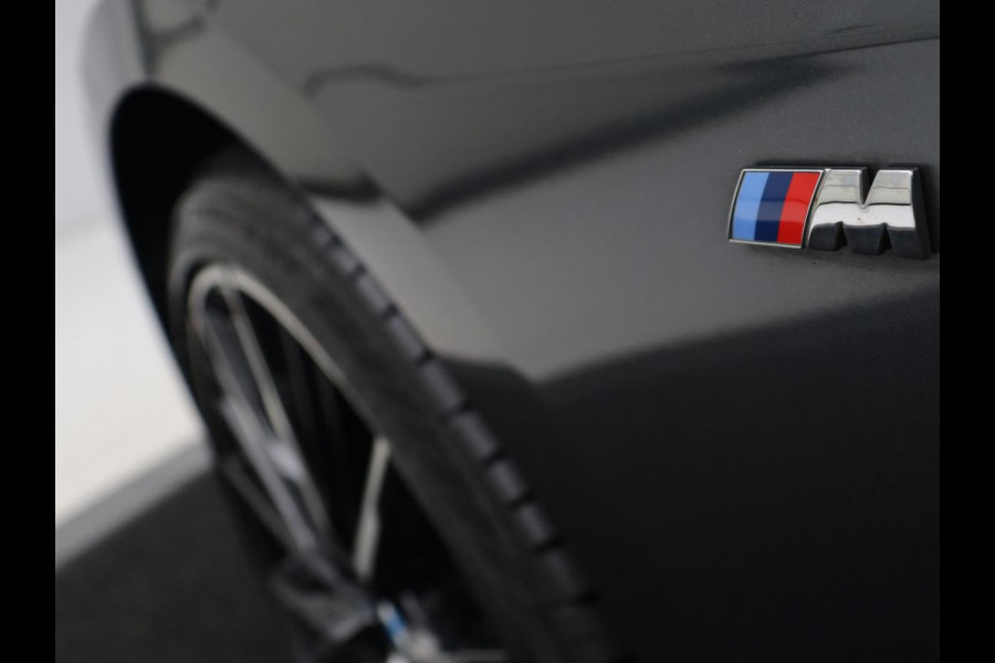 BMW 2 Serie Gran Coupé 218i M Sport | Panoramadak | Stoelverwarming | Camera | Sfeerverlichting | Carplay | Navigatie | Sportstoelen | Park Assist | Live Cockpit | Climate control