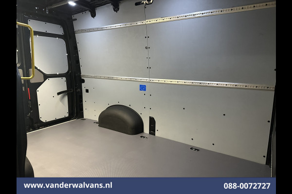 Volkswagen Crafter 2.0 TDI 141pk L3H3 L2H2 Euro6 Airco | 3000kg Trekhaak | Apple Carplay | Android Auto Cruisecontrol, Stoelverwarming, Parkeersensoren, Bijrijdersbank