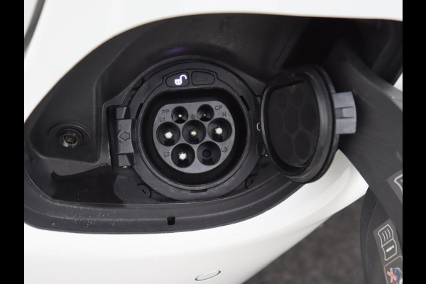 Mercedes-Benz C-Klasse 300e AMG Night | Stoelverwarming | Carplay | Leder/Alcantara | Camera | Navigatie | Park Assist | Full LED | PHEV | Plug In