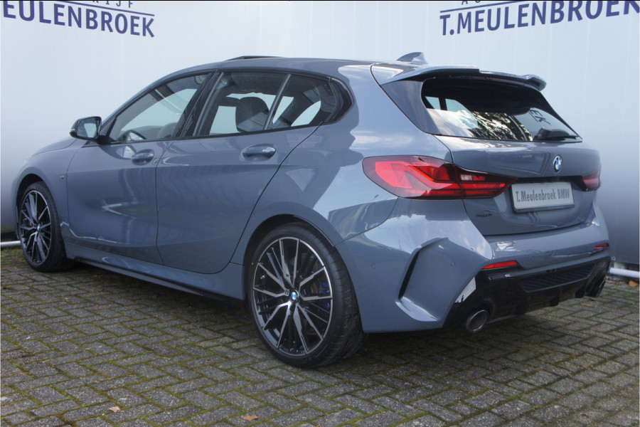 BMW 1-serie M135i xDrive Panoramadak, Parkeerhulp