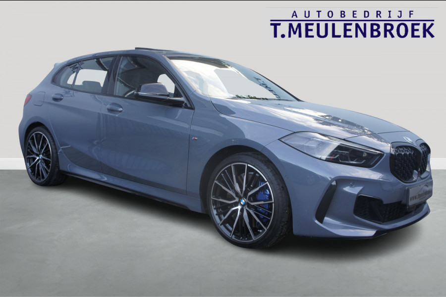 BMW 1-serie M135i xDrive Panoramadak, Parkeerhulp