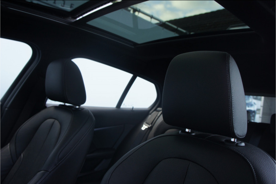 BMW 1-serie M135i xDrive Panoramadak, Parkeerhulp