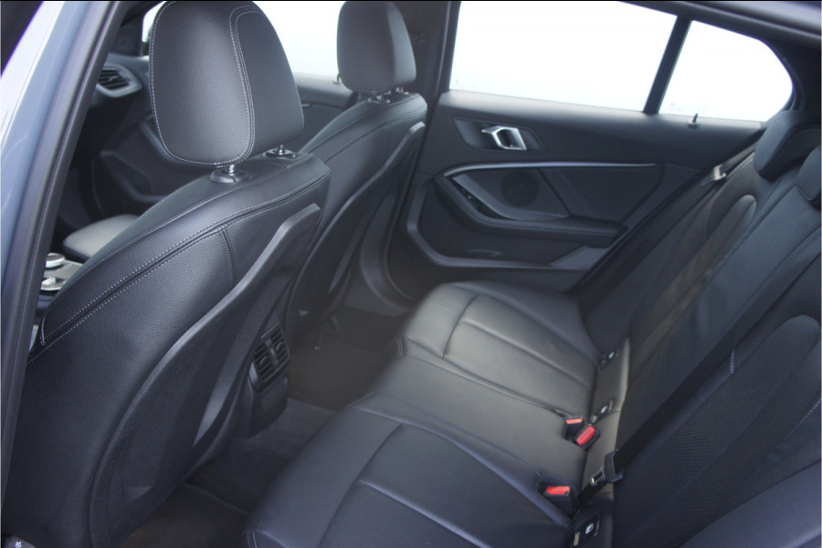 BMW 1-serie M135i xDrive Panoramadak, Parkeerhulp