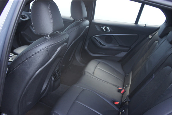 BMW 1-serie M135i xDrive Panoramadak, Parkeerhulp